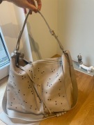 AllSaints skórzana torebka torba worek hobo skóra kremowa nity