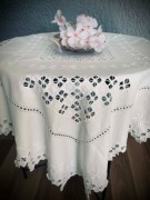 BIAŁY OBRUS LNIANY Z RĘCZNYM HAFTEM HARDANGER