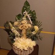 Stroik na  Wszystkich  Świętych kompozycja z Aniołem w bieli