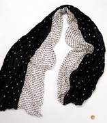 bawełniany lekki czarno-biały szal damski w kropki 