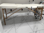 Składane łóżko do masażu z torbą transportową.