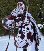 NOWY Hobby Horse A4 z ogłowiem i wodzami srokaty łaciaty