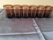 Komplet sześciu szklanek z ciemnego szkła.(19)