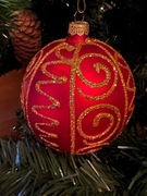 Duża czerwona szklana bombka na choinkę z brokatem