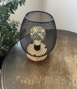 lampka stołowa na baterie z metalowym kloszem i drewnianą podstawką