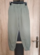 424. Miętowe oliwkowe spodnie dresowe rozmiar 152