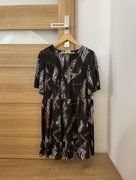 Elegancka sukienka ze złotymi elementami L