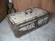 skrzynka pojemnik chlebak blaszana na kłódkę stara przed 1945