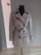 Szampański płaszcz typu trencz z paskiem Calliope