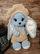 Maskotka króliczek na szydełku.