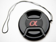 Dekielek 58mm SONY ALPHA na obiektyw 58 ze smyczą