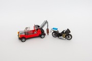 Pomoc drogowa, motocykl policyjny z Lego City 60276 konwój