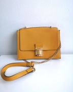 musztardowa torebka z łańcuszkiem 25x20 cm 