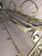 Ręcznie wykonany wieszak z metalu