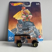 Hot Wheels Premium 1:64 LAND ROVER DEFENDER 110 HARD TOP - LUZ