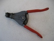 Automatyczny sciagacz izolacji