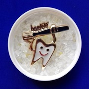 HIT! dentysta stomatolog ząb broszka pin ząbek 
