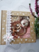 Baby shower box grzechotka śliniak opaska klips