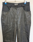 Czarne proste spodnie w napisy M 38 jak woskowane