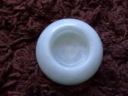 Rytualna podstawka z jadeitu – Światło zaklęte w kamieniu