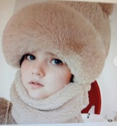 Cieplutka czapka pluszowa typu kominiarka z pomponem