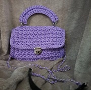 Ekskluzywna torebka w liliowym kolorze