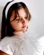 Broszka ze strusich piór Biała dla dziewczynki