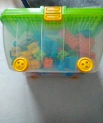 Plastikowe klocki w pojemniku na kółkach 