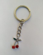 Brelok wiśnia w kolorze srebrnym 