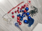 Zestaw bombek i ozdób choinkowych.