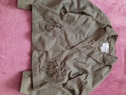 Zielona marynarka z ozdobnymi kieszeniami.XL