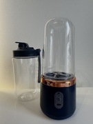 Przenośna wyciskarka do soków i warzyw.