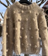 Sweter robiony na drutach