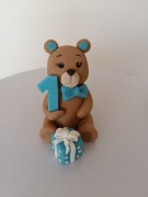 Miś na tort z prezentem