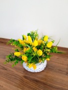 stroik wiosenny w osłonce wiklinowej 40cm/30cm  rękodzieło