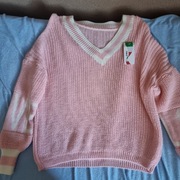 Swetry z napisem LOVE