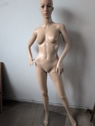 Manekin damski ekspozycyjny całopostaciowy beżowy