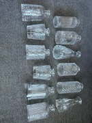 Zestaw 12 małych wazonów szklanych