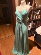 Cudna długa miętowa suknia ze zdobieniami i paskiem