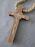 Duży krzyż drewniany beżowy,naszyjnik, wisiorek z  łańcuszkiem z koralików 