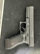 Pistolet na kanistrach z gazem.