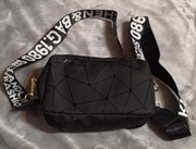 Czarna torebeczka na ramię wzór geometryczny