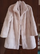 Krótkie futro w kolorze białym