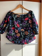 36 S New Look bluzka odkryte ramiona czarna w kwiaty 