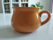 Żółta bulionówka lub kubek do grzańca