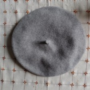 Szary wełniany beret z antenką 