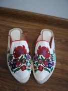 Haftowane klapki boho
