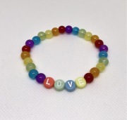 Tęczowa bransoletka na gumce z napisem „love” z koralików handmade