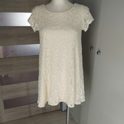Kremowa sukienka koronkowa Monki r. 40/42 z podszewką – elegancka i wygodna