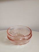 Dwie różowe szklane miseczki